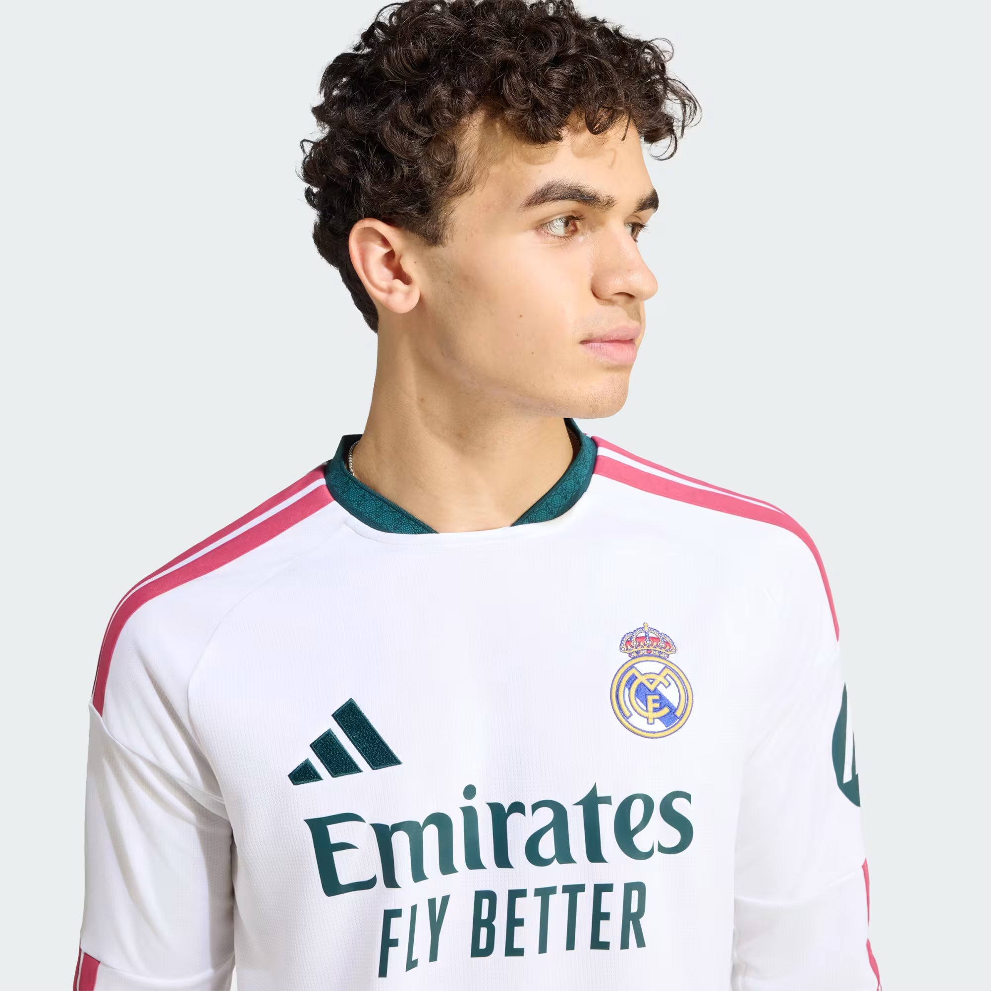 Jersey adidas Real Madrid local.