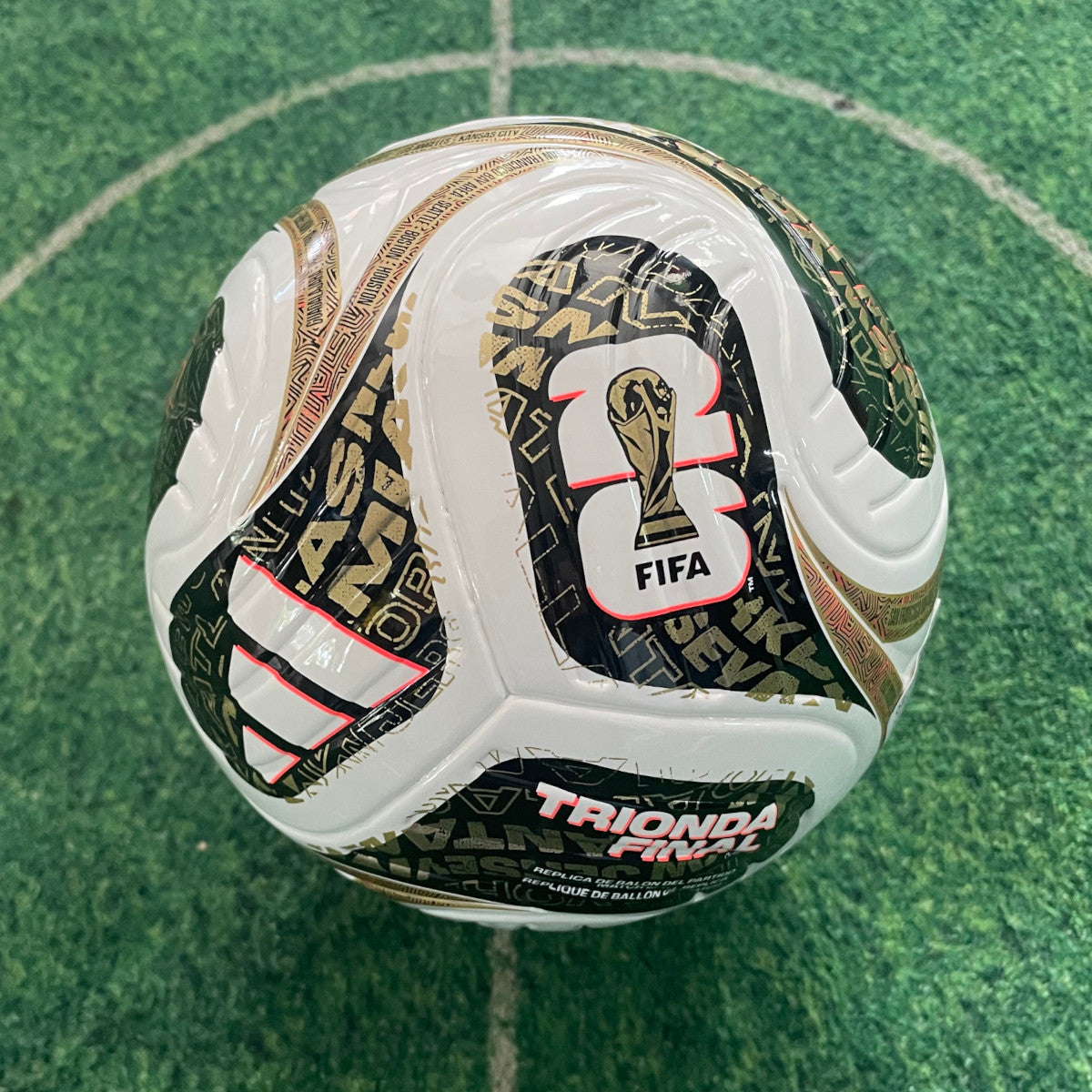 Adidas mini balon trionda Final.